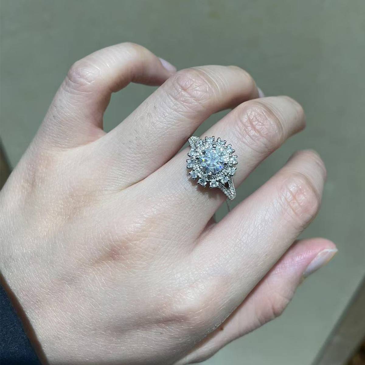 双臂太阳花女戒S925银镀白金定制选款主石莫桑钻1.0ct/副石高碳钻